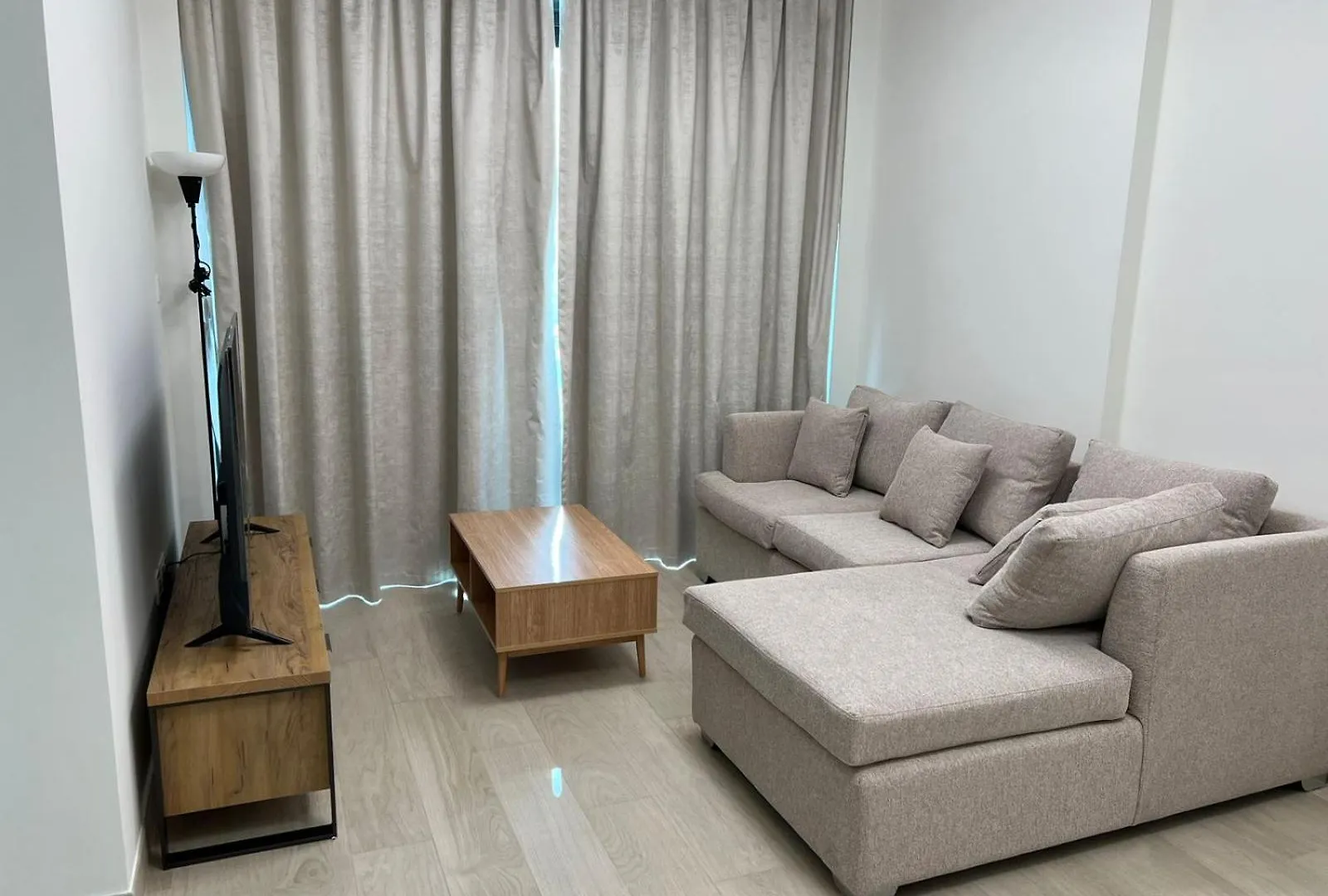One Bedroom Apartment Close To Airport & Dubai Mall